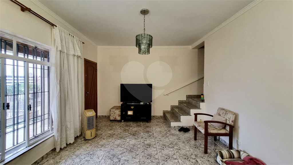 Sobrado de 223m² com 3 quartos, sendo 1 suíte, 2 salas e 2 vagas na Vila Maria