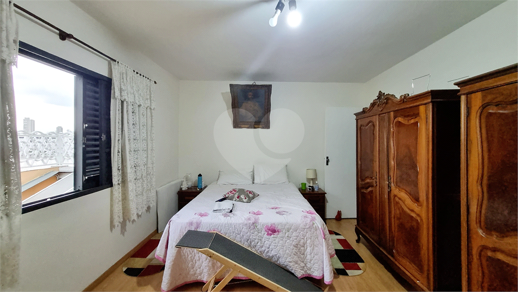 Sobrado de 223m² com 3 quartos, sendo 1 suíte, 2 salas e 2 vagas na Vila Maria