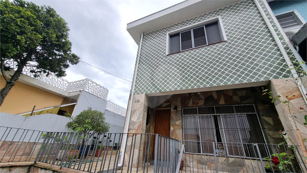 Sobrado de 223m² com 3 quartos, sendo 1 suíte, 2 salas e 2 vagas na Vila Maria