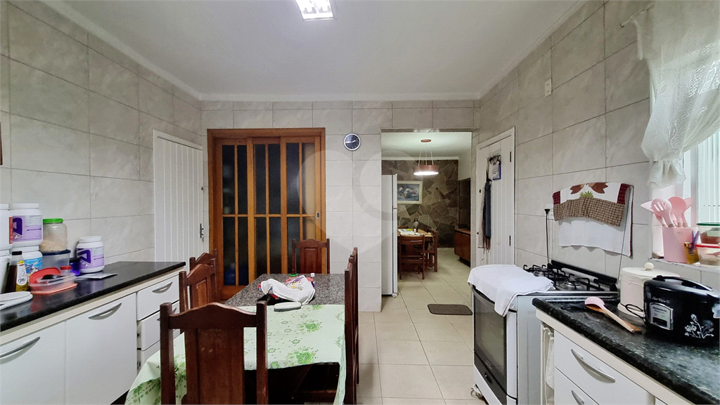 Sobrado de 223m² com 3 quartos, sendo 1 suíte, 2 salas e 2 vagas na Vila Maria