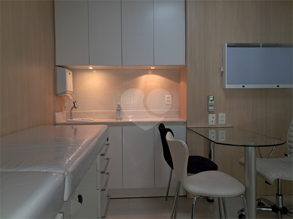 Clínica completa e toda equipada com 3 consultórios, recepção, 1 banheiro e garagem Pinheiros