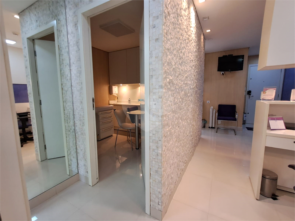 Clínica completa e toda equipada com 3 consultórios, recepção, 1 banheiro e garagem Pinheiros
