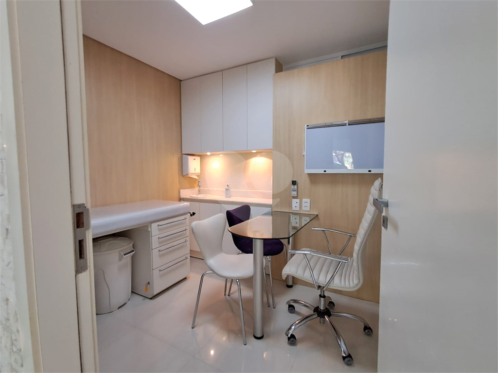 Clínica completa e toda equipada com 3 consultórios, recepção, 1 banheiro e garagem Pinheiros
