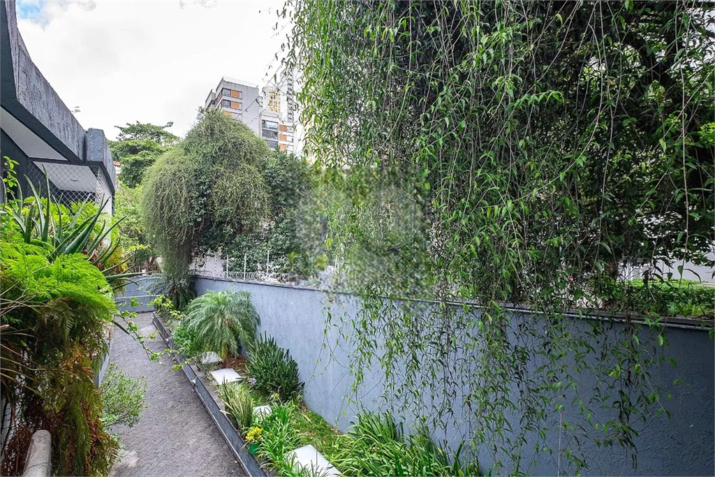 Casa Condominio Fechado, 3 dormitorios sendo 1 suite e 3 vagas de garagem. 