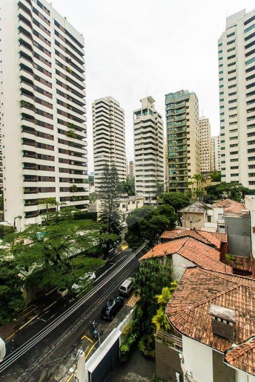 Excelente apto em rua  tranquila  da Aclimação.