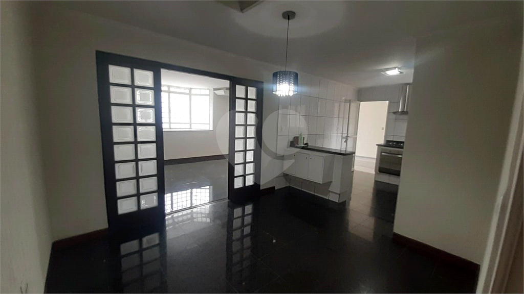 Casa à venda com 3 quartos, 186m² - Foto 1