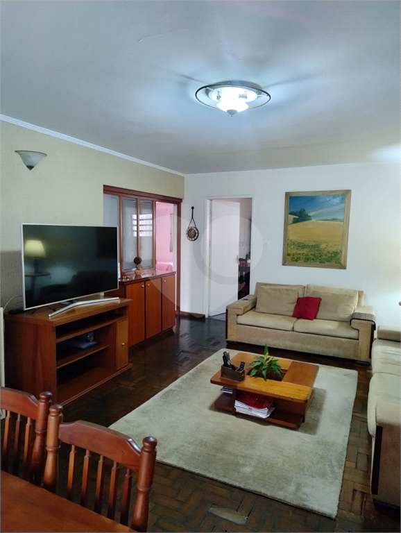 Trata-se de uma casa térrea com espaços amplos em todos os ambientes!