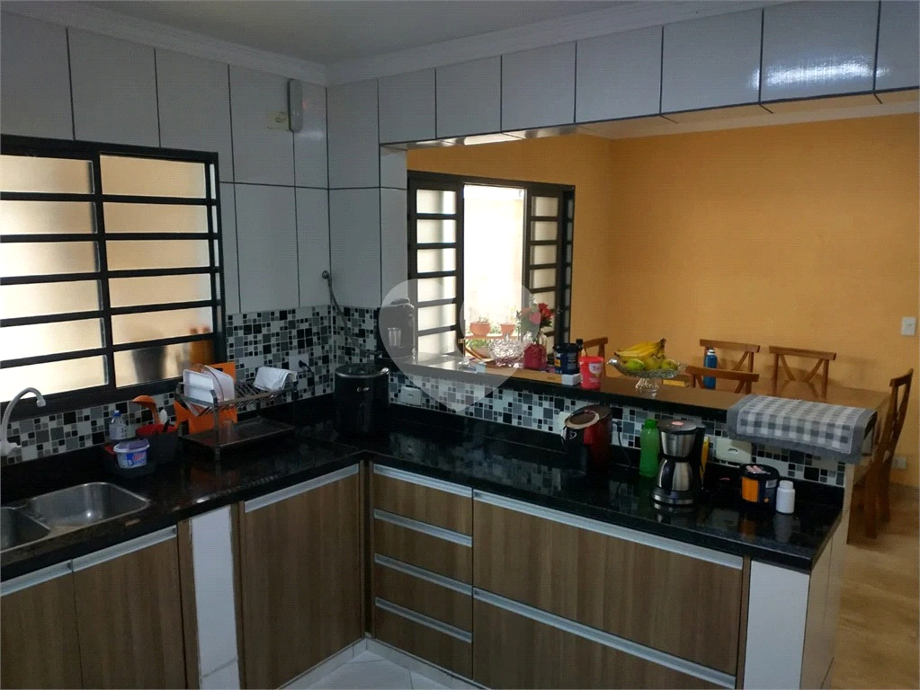 Casa à venda com 3 quartos, 200m² - Foto 1