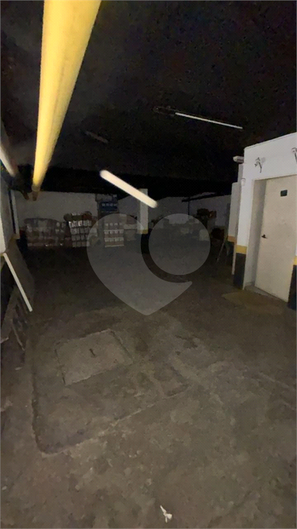 Vende-se prédio comercial em avenida de grande circulação.
