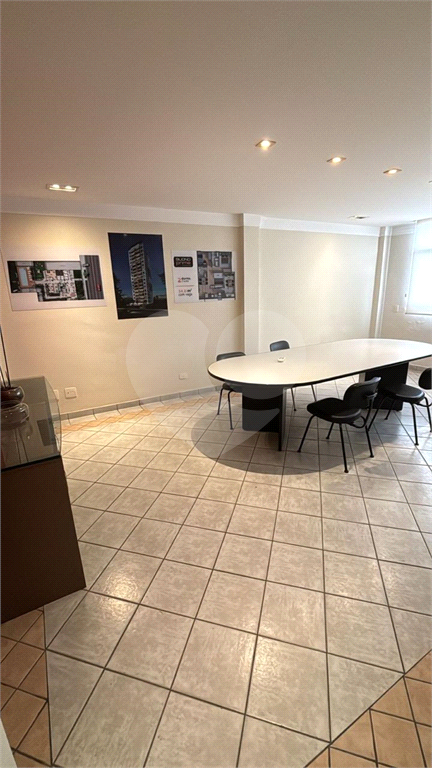 Vende-se prédio comercial em avenida de grande circulação.