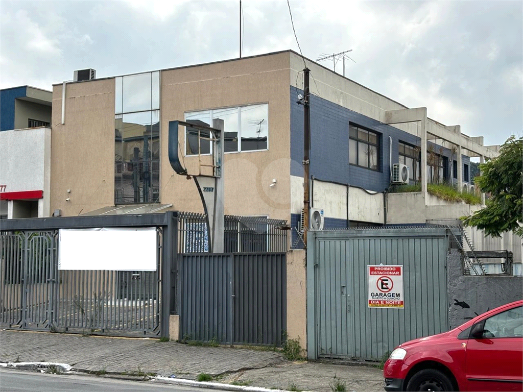 Vende-se prédio comercial em avenida de grande circulação.
