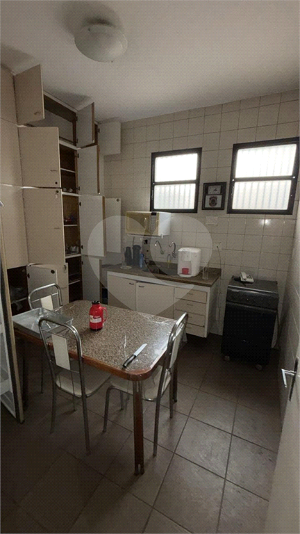 Vende-se prédio comercial em avenida de grande circulação.