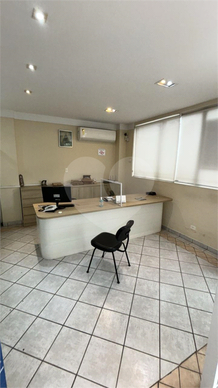 Vende-se prédio comercial em avenida de grande circulação.
