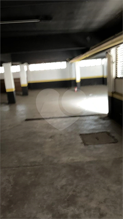 Vende-se prédio comercial em avenida de grande circulação.