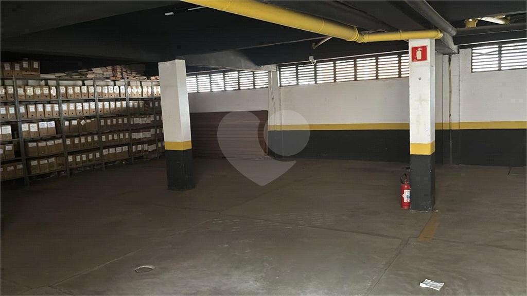 Vende-se prédio comercial em avenida de grande circulação.