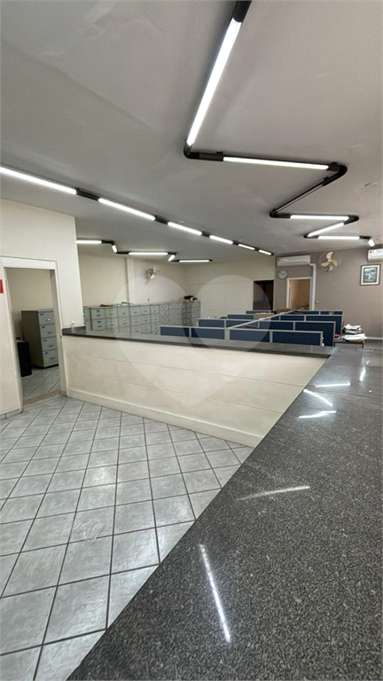 Vende-se prédio comercial em avenida de grande circulação.