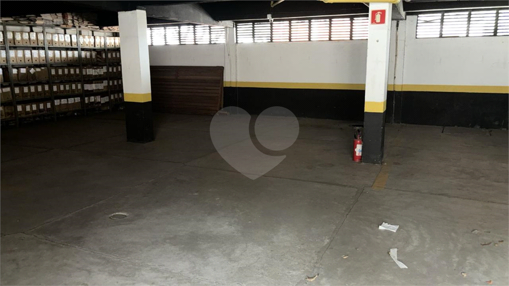 Vende-se prédio comercial em avenida de grande circulação.