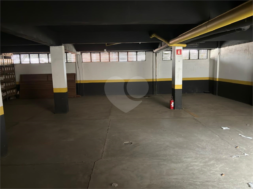 Vende-se prédio comercial em avenida de grande circulação.
