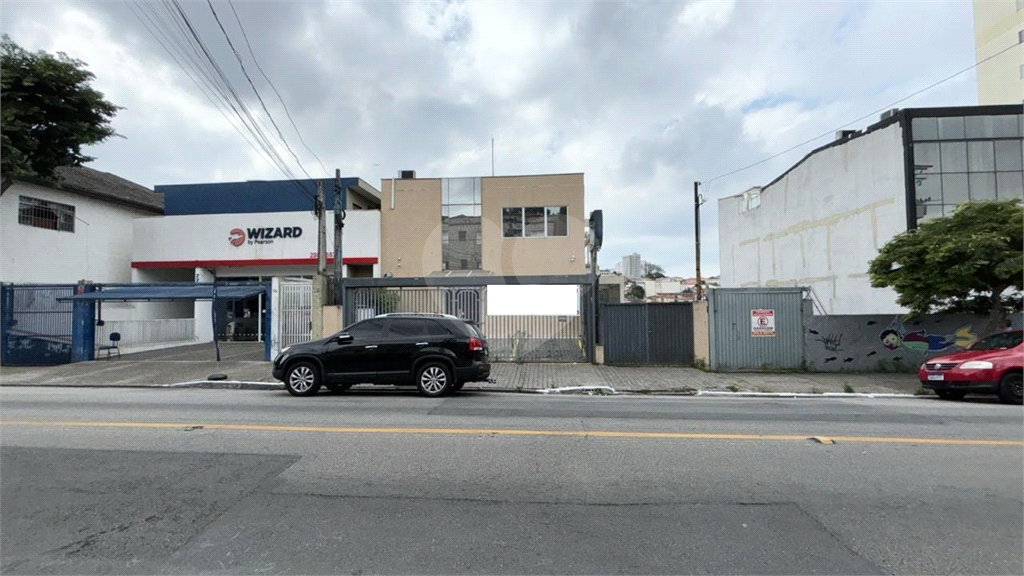 Vende-se prédio comercial em avenida de grande circulação.