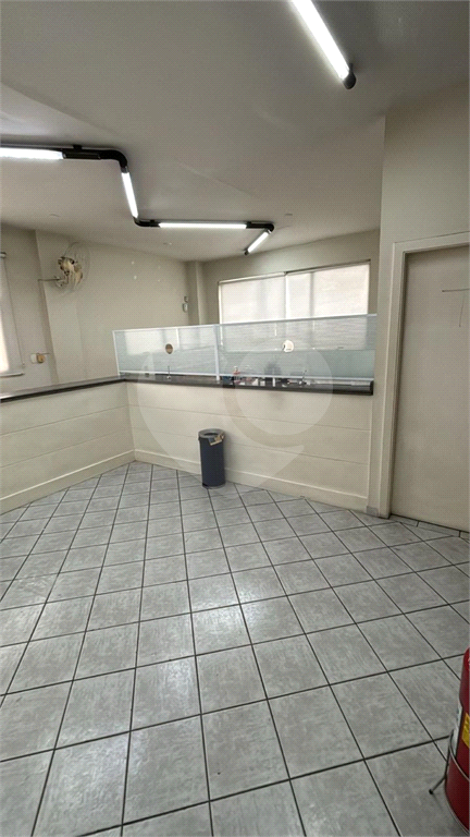 Vende-se prédio comercial em avenida de grande circulação.