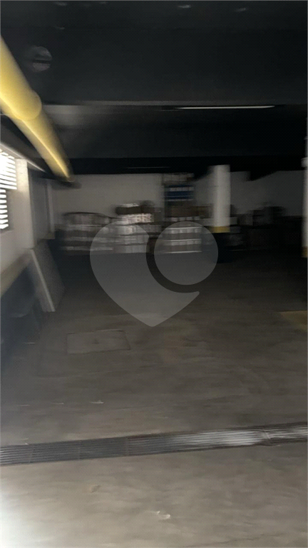 Vende-se prédio comercial em avenida de grande circulação.