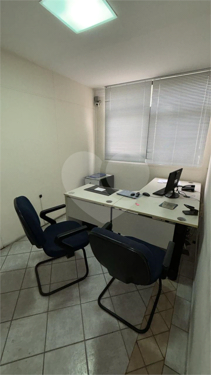 Vende-se prédio comercial em avenida de grande circulação.
