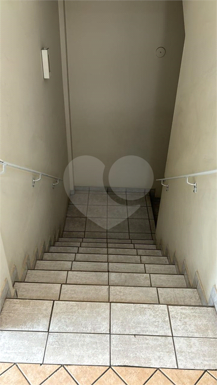 Vende-se prédio comercial em avenida de grande circulação.