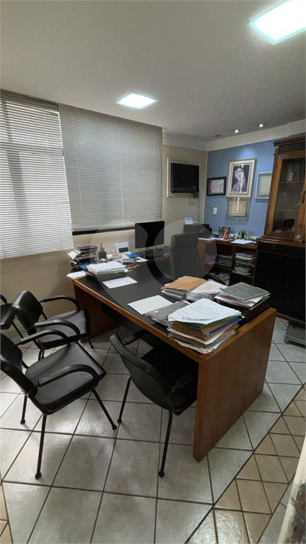 Vende-se prédio comercial em avenida de grande circulação.
