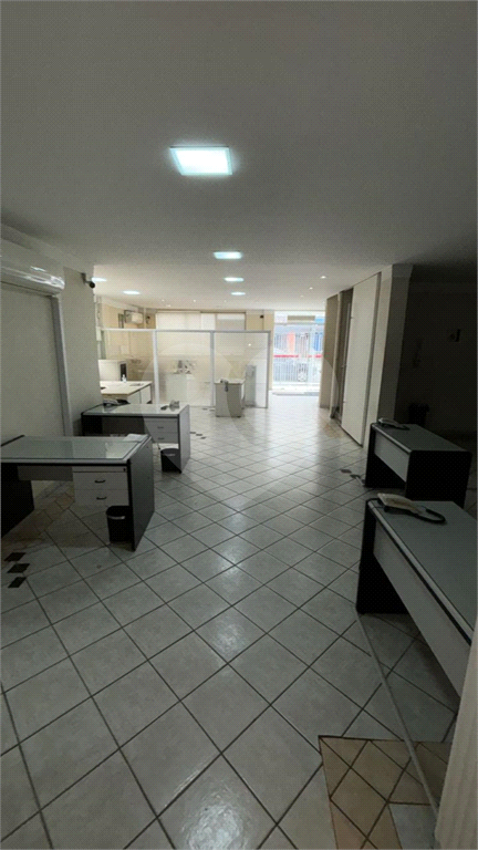 Vende-se prédio comercial em avenida de grande circulação.