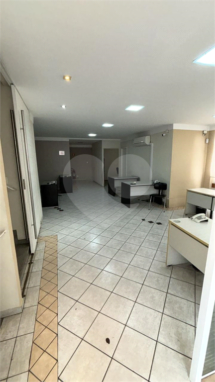 Vende-se prédio comercial em avenida de grande circulação.