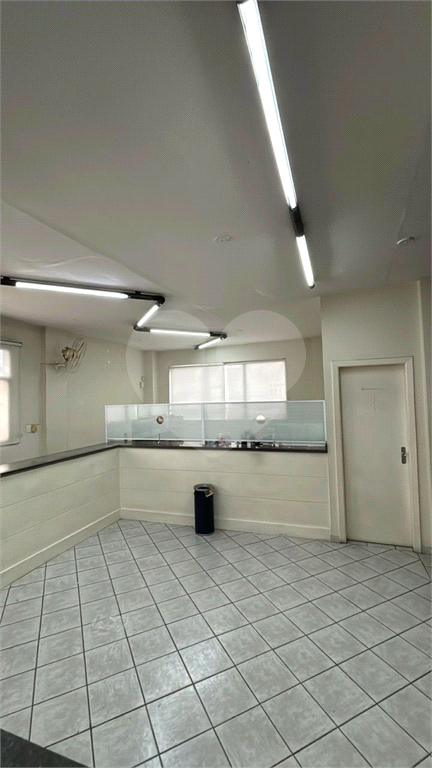 Vende-se prédio comercial em avenida de grande circulação.