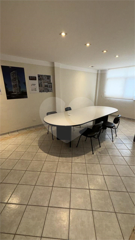 Vende-se prédio comercial em avenida de grande circulação.
