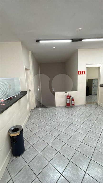 Vende-se prédio comercial em avenida de grande circulação.