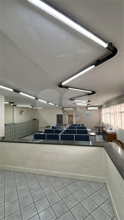 Vende-se prédio comercial em avenida de grande circulação.