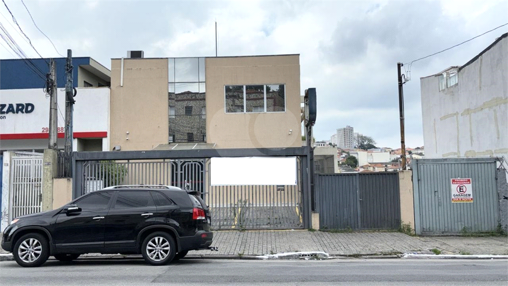 Vende-se prédio comercial em avenida de grande circulação.