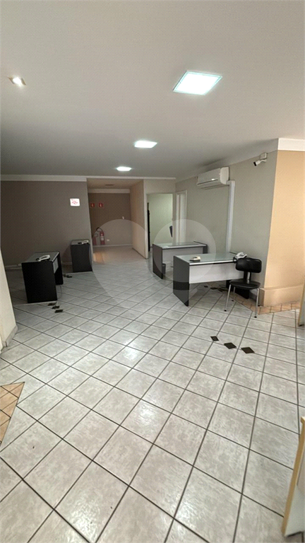 Vende-se prédio comercial em avenida de grande circulação.