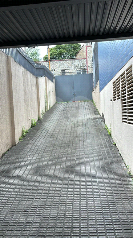 Vende-se prédio comercial em avenida de grande circulação.