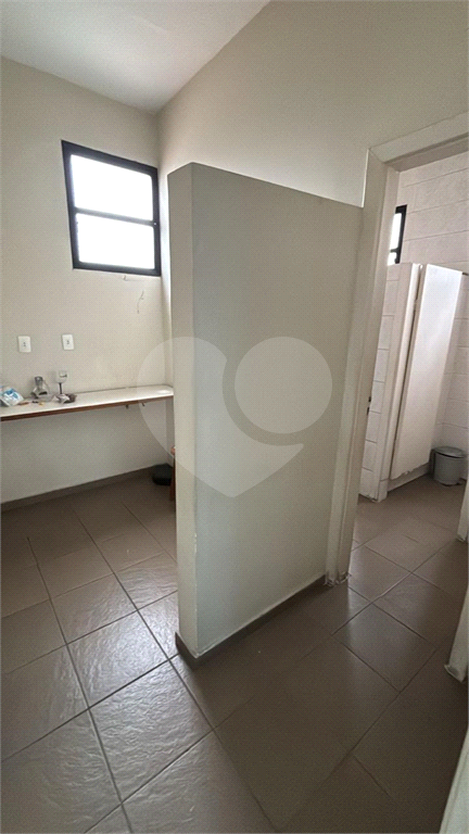 Vende-se prédio comercial em avenida de grande circulação.