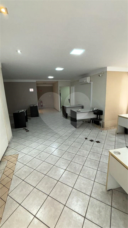 Vende-se prédio comercial em avenida de grande circulação.