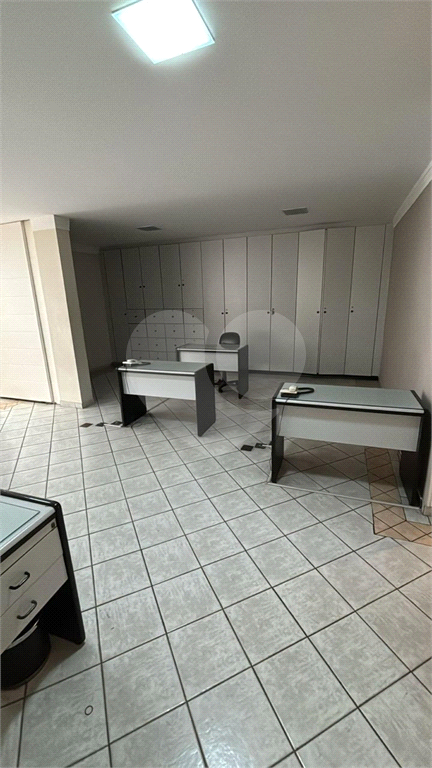 Vende-se prédio comercial em avenida de grande circulação.