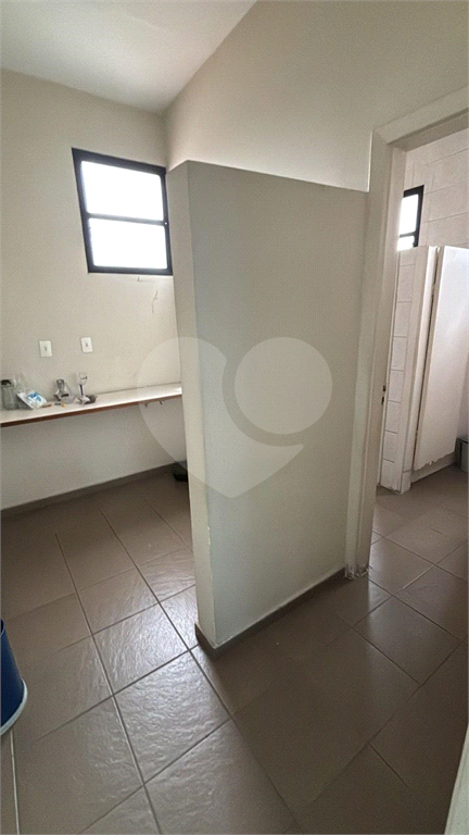 Vende-se prédio comercial em avenida de grande circulação.