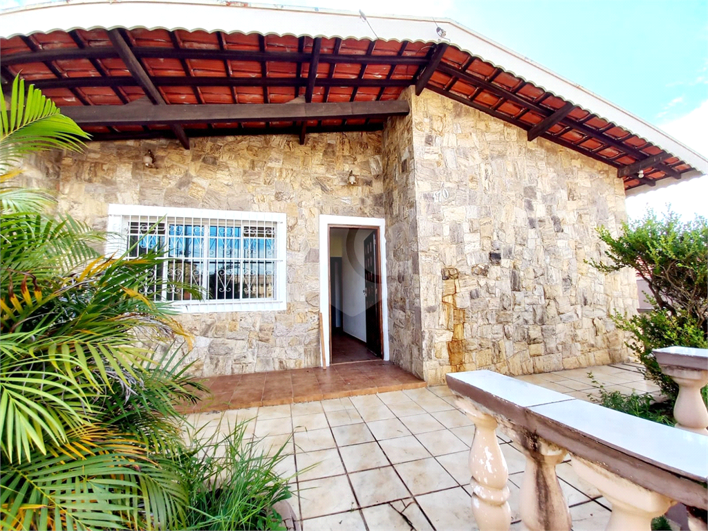 Casa à venda com 3 quartos, 134m² - Foto 1