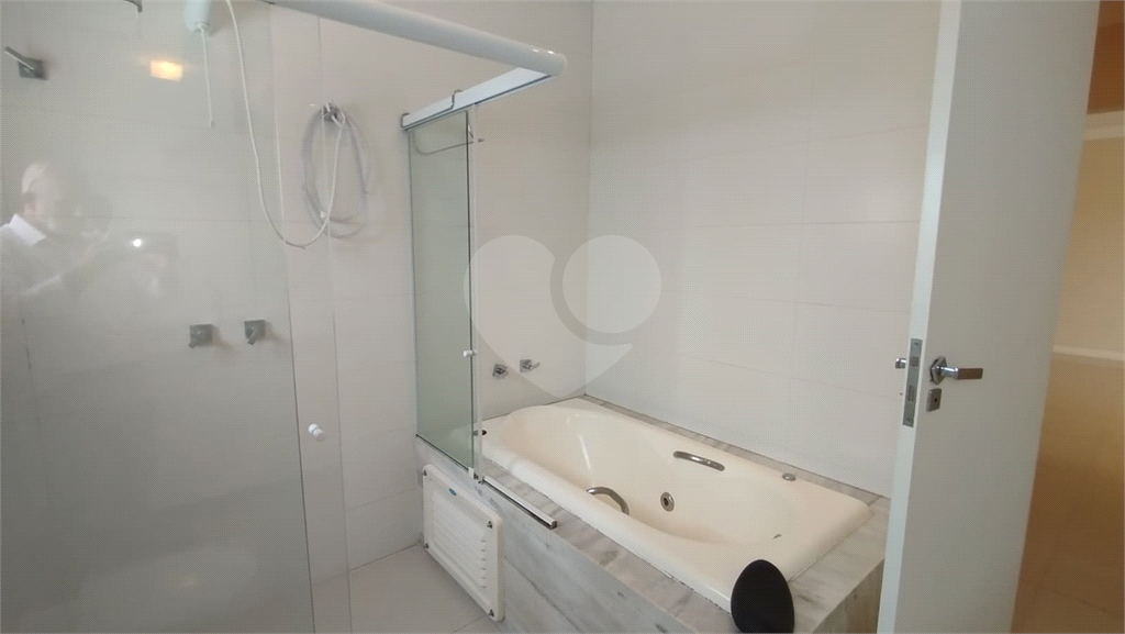 Casa de Condomínio para alugar com 4 quartos, 294m² - Foto 18