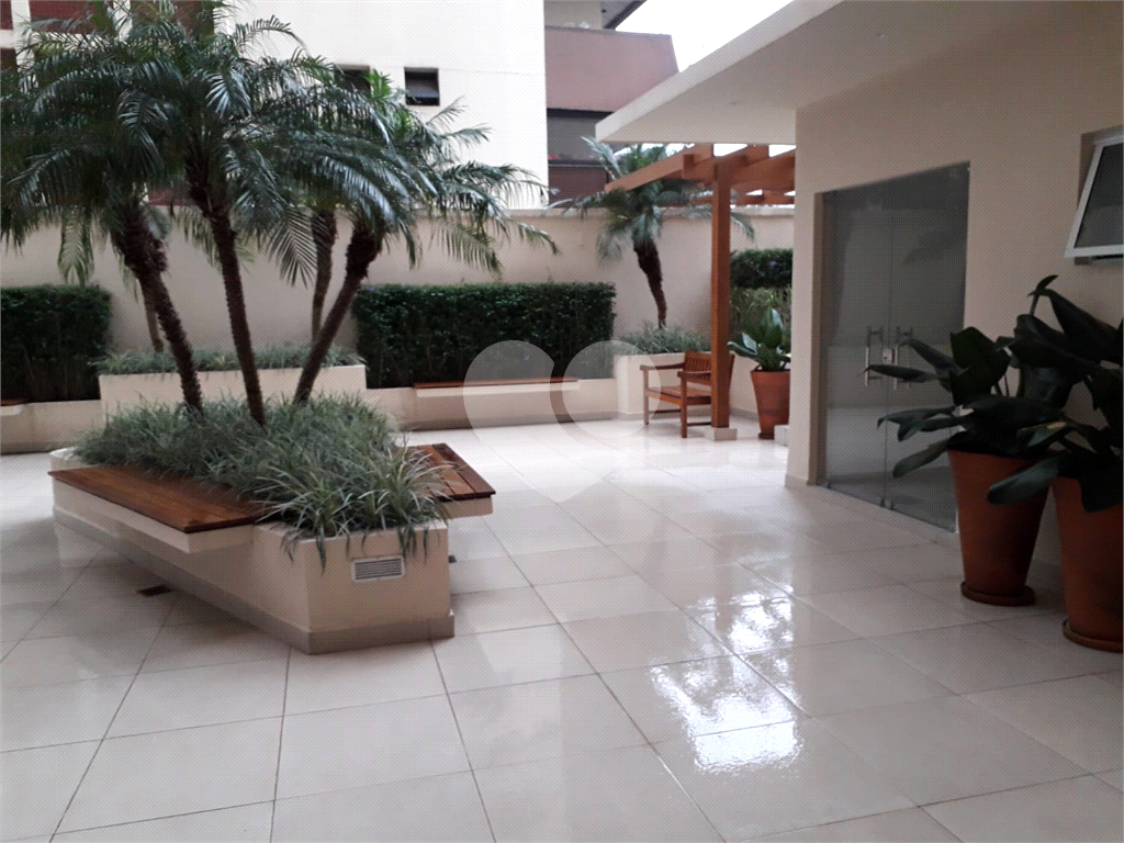 Moema com 90m² e andar alto