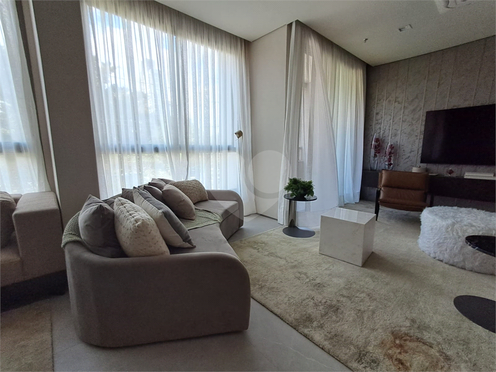 Imóvel 42m² com 2 quartos, sala com varanda envidraçada e lazer completo Campo Belo