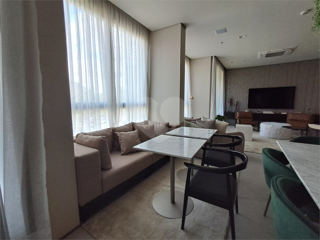 Imóvel 42m² com 2 quartos, sala com varanda envidraçada e lazer completo Campo Belo
