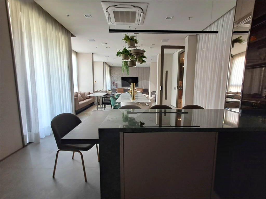 Imóvel 42m² com 2 quartos, sala com varanda envidraçada e lazer completo Campo Belo