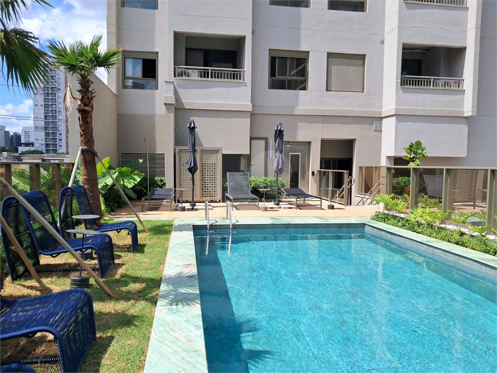 Imóvel 42m² com 2 quartos, sala com varanda envidraçada e lazer completo Campo Belo
