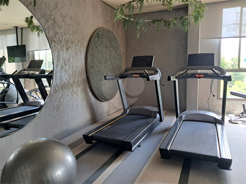 Imóvel 42m² com 2 quartos, sala com varanda envidraçada e lazer completo Campo Belo