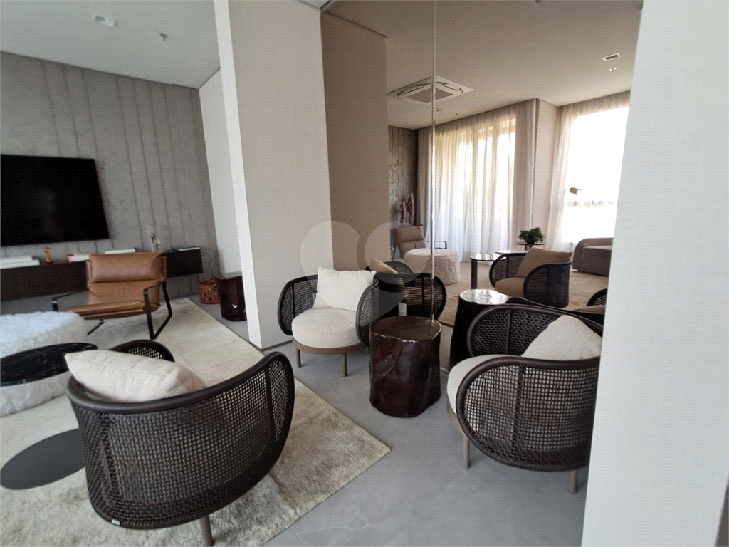 Imóvel 42m² com 2 quartos, sala com varanda envidraçada e lazer completo Campo Belo